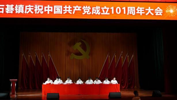 女子买5桶油发现过期，超市拒赔称“恶意购买”，为何会有10倍赔偿？游戏画面